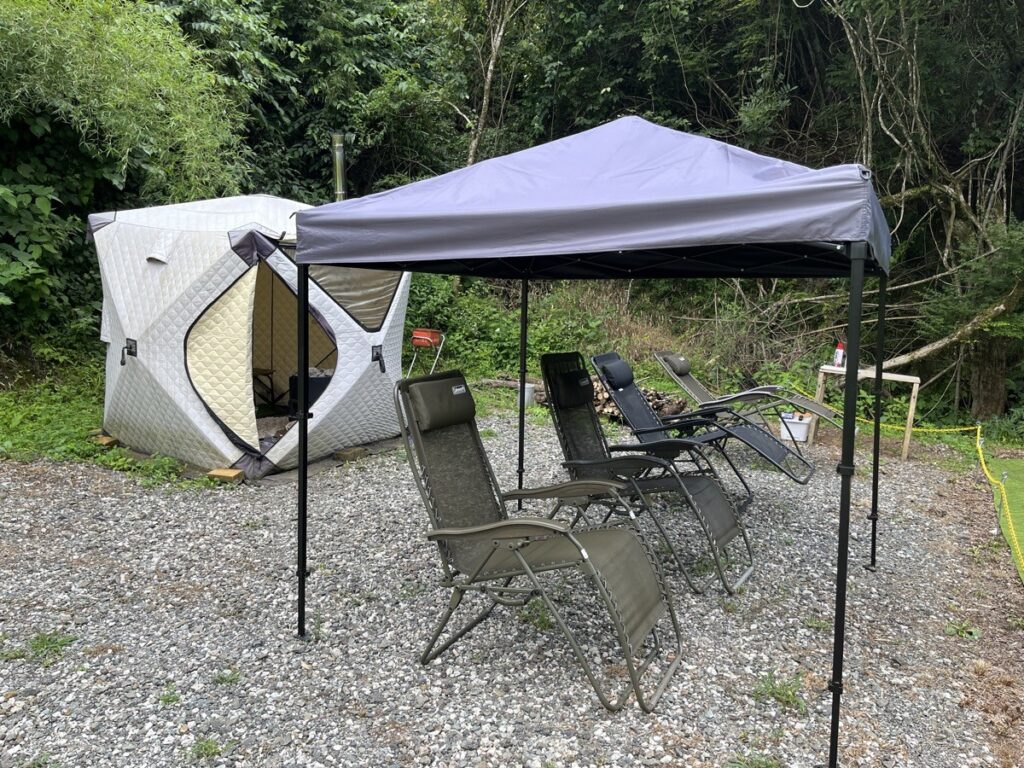 入口を開けたテントサウナと外気浴用チェア