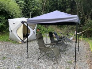 入口を開けたテントサウナと外気浴用チェア