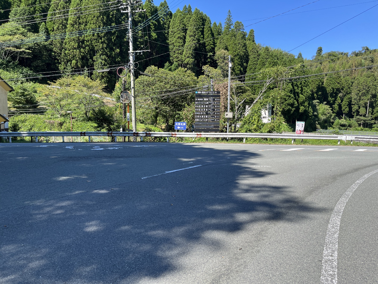 国道沿いの見通しのよい交差点に立つ、周辺施設の案内標識のまとまり