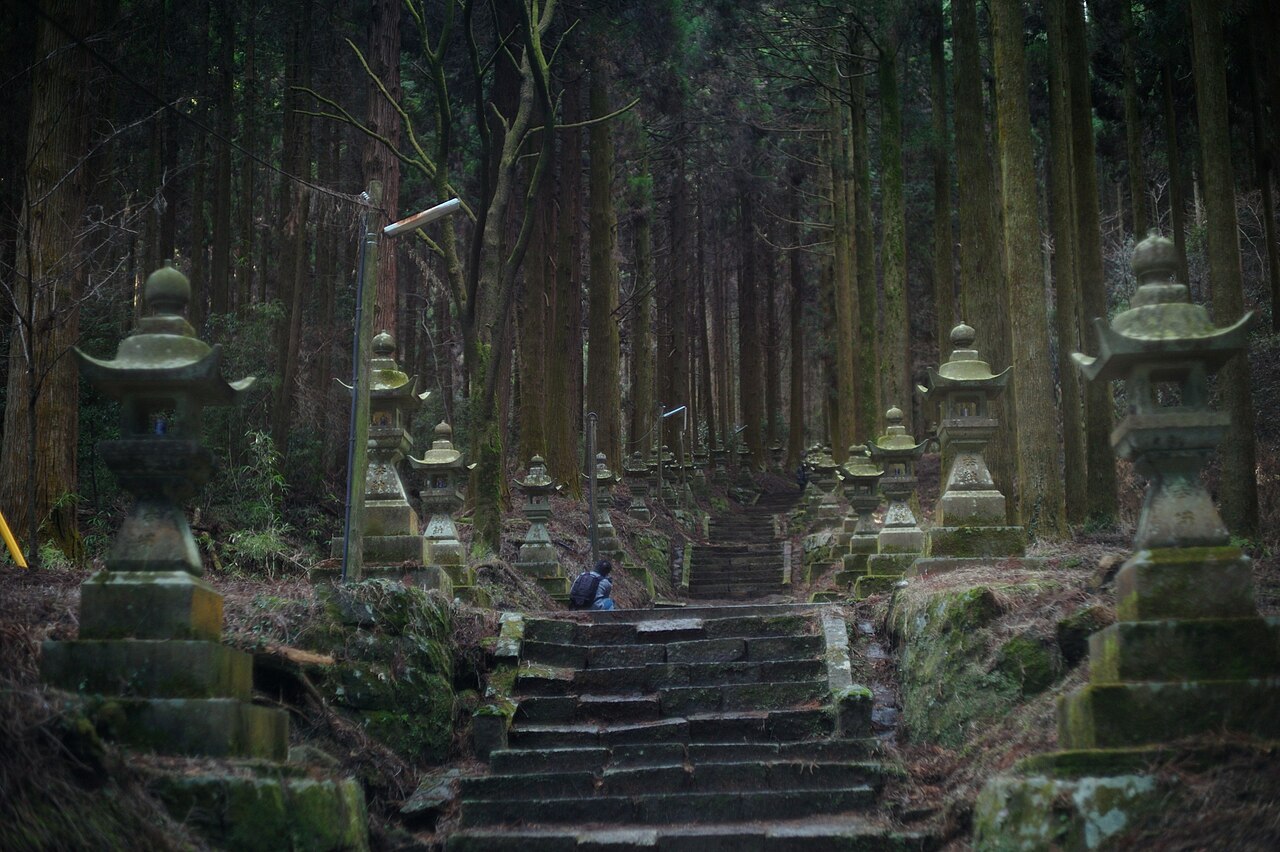 苔むした石段と石灯籠が並ぶ上色見熊野座神社の参道