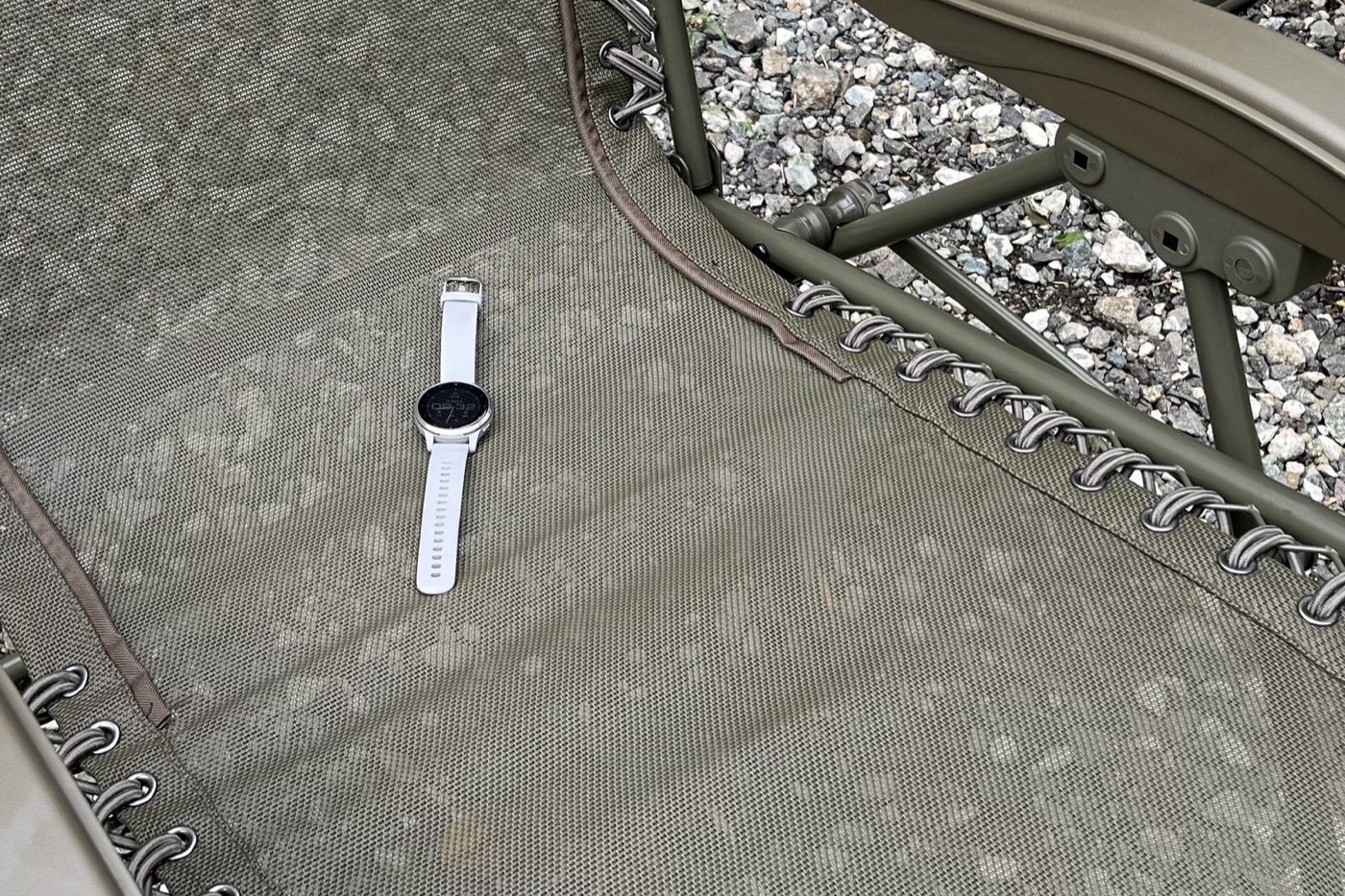 ミキタオサウナの外気浴チェアに置かれた、白いバンドのスマートウォッチ